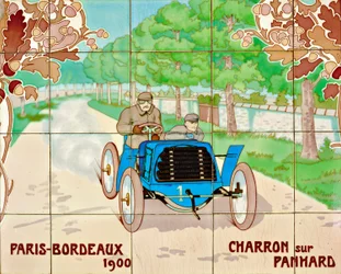 Charron fährt ein Panhard-Auto im Rennen Paris-Bordeaux 1900: Keramikfliesen hergestellt von Gilardoni Fils et Cie aus Paris, nach einer Zeichnung von Ernest Montaut (1878-1909)