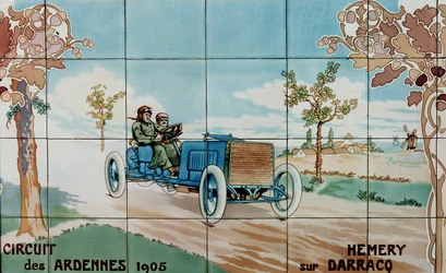 Hemery fährt ein Darracq-Auto im Circuit des Ardennes von 1905: Keramikfliesen hergestellt von Gilardoni Fils et Cie aus Paris, nach einer Zeichnung von Ernest Montaut (1878-1909)