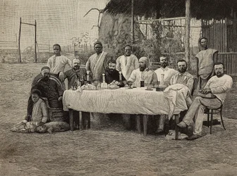 Anti-Sklaverei-Gesellschaftsbankett im italienischen Konsulat in Boma, Demokratische Republik Kongo, Gravur von Ernesto Mancastropa nach einem Foto von Giuseppe Corona, aus L