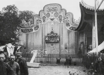 Kuangchou, Kuangtung, Tempel des Medizin-Gottes, Giebel zur Straße blickend