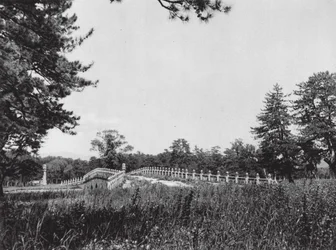 Siling, Chihli, Die westlichen kaiserlichen Gräber der Mandschu-Dynastie, Brücke auf dem Weg der Geister (s/w Foto)