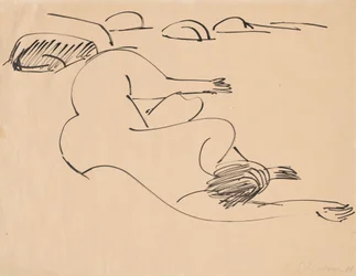 Erna liegt am Strand zwischen Felsen
