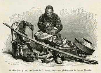 Der reisende Schuster repariert die Stiefel, aber auch die Geschirre der Wagen der hohen Beamten des Palastes, am Fuß des Orientalischen Blumentors des Kaiserpalastes in Peking. Gravur nach der Zeichnung von E. Ronjat, um die Reise nach Peking zu illustrie