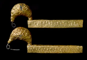 Etruskische Kunst: Fibeln (Nadeln) aus Gold. 630 v. Chr. Aus dem Grab des Licteur (Littore) in Vetulonia (oder Vetulonium). Dim. 21 cm Florenz, Archäologisches Museum