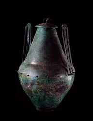 Etruskische Zivilisation: Bikonische Bronzevase mit Doppelhenkel und Deckel aus dem Grab des Bronzekarrens in Vulci, 680-670 v. Chr.