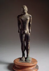 Etruskische Zivilisation: „Kouros“ Bronzeskulptur, aus Talamone, Italien, 540-530 v. Chr. Dim 21 cm