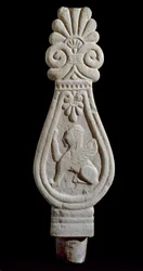Etruskische Zivilisation: Grabstele aus Sandstein, dekoriert mit der Silhouette eines geflügelten Löwen aus Londa in Italien. 550-500 v. Chr. Florenz, Archäologisches Museum