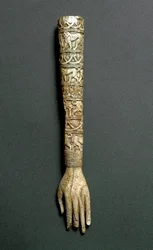 Etruskische Antike: Vorderarm oder Griff eines Flabellums (liturgischer Fächer) aus Elfenbein. Aus dem Barberini-Grab in Praeneste (Palestrina). 7. Jahrhundert v. Chr. Rom, Museo Nazionale di Villa Giulia