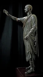 Römisch-etruskische Kunst: Bronzestatue von Aulo Metello, genannt der Redner - 80 v. Chr., aus Pila bei Perugia, Höhe 179 cm - Florenz, Museo Archeologico - Porträt von Aule Metele (Aulus Metellus), auch bekannt als Der Redner - Römisch-etruskische Bronze