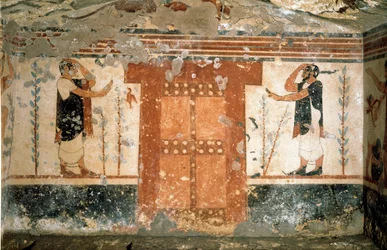 Zwei Figuren, die sich am Tor begrüßen, das den Eintritt ins Totenreich symbolisiert (Fresko, 530 v. Chr.)