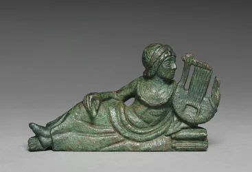 Gefäßornament eines liegenden Leierspielers, Italien, ca. 400-375 v. Chr.
