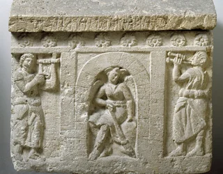 Etruskische Kunst: „Die Lasa, Todesgenius am Eingang zur Hölle“ Flachrelief einer Urne aus Chiusi. 3. oder 2. Jahrhundert v. Chr. Palermo, Museo Archeologico Nazionale
