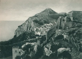 Blick auf das Meer mit Monte Solaro, Capri, Italien