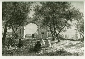 Bab-er-Roumia (Bab er Roumia), Tor der christlichen Frau, römische Ruinen in Dougga, Picknick von Reisenden und ihren Führern, um eine Kamera. Gravur von Eugene Girardet, zur Illustration der Geschichte „Voyage en Tunisie“, von R. Cagnat und H. Saladin.