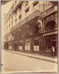[Rue de Valois 6-8]