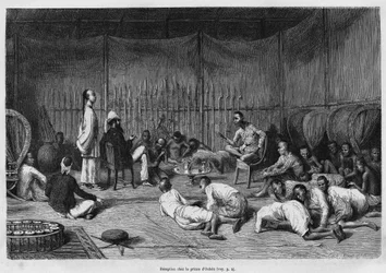 Dr. Harmand beim Empfang beim Prinzen von Oubon (Laos), Beschreibung des Inneren des fürstlichen Hauses und seines Hofes, Gravur von Eugene Burnand, zur Illustration der Geschichte von Laos und den wilden Bevölkerungen Indochinas von Dr. Harmand, 1877, ver