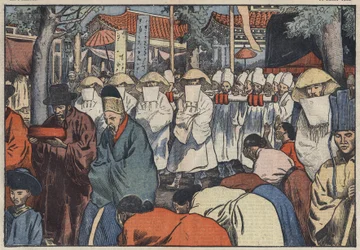 Die Beerdigung des ehemaligen Kaisers von Korea, Prinz Yi. Man sieht den Katafalk am Tor des Palastes in Seoul, während die Aigos oder „Koreanischen Trauernden“ den Tod des Prinzen beklagen. Seoul, Korea. Illustration von Damblans. In „Le Pelerin“ vom Juli