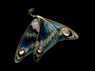 Jugendstil: Goldbrosche, transluzente Emaille, Opal, Mondstein und Diamant in Form einer Schmetterlingsfrau. Atelier Eugene Feuillatre (1870-1916). 1900 Parma, Privatbesitz
