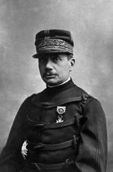Der General Gaston Borgnis Desbordes (1859-1901), französischer Militärstudent der Polytechnischen Schule, nach einer militärischen Karriere in der Marineartillerie erhielt er das Kommando als Leiter der Truppen von Indochina, fotografiert von Eugene Pirou