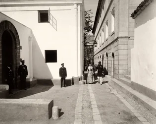 Männer in Uniform begleiten eine elegant gekleidete Frau zur Kirche des Bauernhofs Lo Zucco, Sizilien, 1900