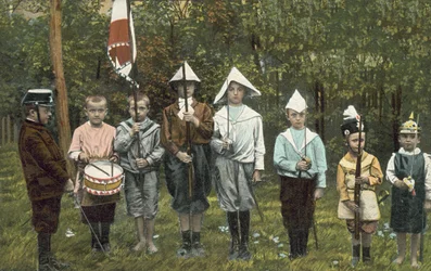 Gruppe von Jungen spielt Soldaten