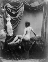 Nackte Dame bewundert die Figur der Venus von Milo