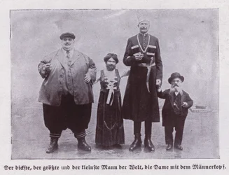 Die dicksten, größten und kleinsten Männer der Welt und eine bärtige Dame (s/w Foto)