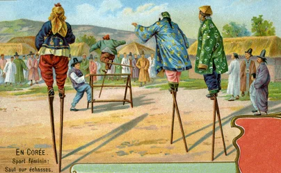 Koreanische Frauen auf Stelzen beim Hürdenspringen, 1904