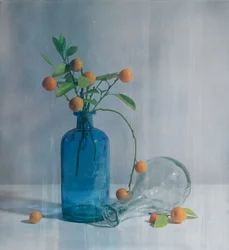 Zitrusfrüchte und blaue Flaschen