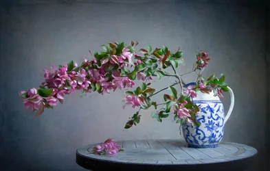 Rosa Blüten in blauer Vase