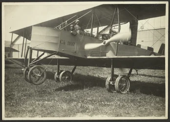 [Männer im Flugzeug]