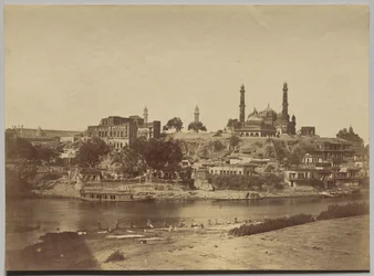 Das Muchee Bhawan Fort und der Gomti-Fluss von der Steinbrücke aus gesehen