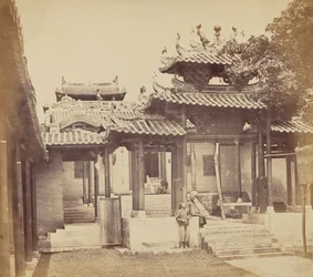 Eingang zum Tempel der Fünf Genien, Kanton, April 1860