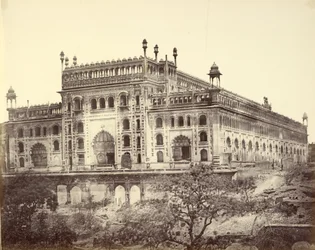 Außenansicht des Imambara von Asaf-ud-Daula oder Grab