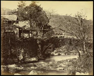 Teehaus und Brücke an der Tokaido-Straße