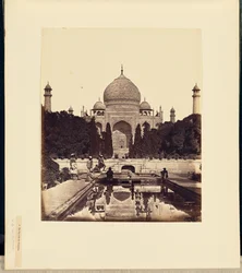 Das Taj Mahal mit den Brunnen