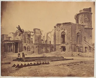 Die Vorderseite der Residenz, Lucknow, 1858