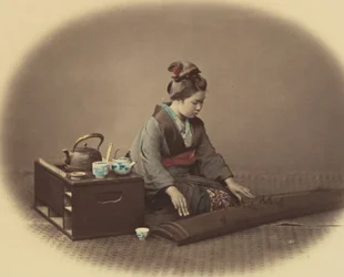 Frau mit Teeservice spielt Koto, ca. 1860