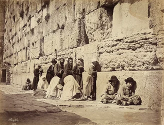 Eine Gruppe von Israeliten, die an der Klagemauer (oder Westmauer) in Jerusalem beten