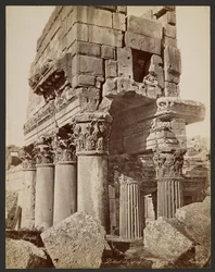 Detail der Kapitelle des Pronaos in Baalbek