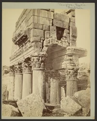 Detail der Kapitelle des Pronaos in Baalbek