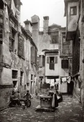 Ein von Gebäuden umgebener Hof in Venedig