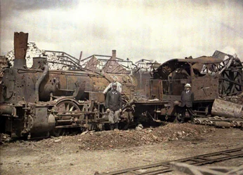 Ausgebrannte Lokomotive und Eisenbahnwagen vor den Ruinen der stark beschädigten Vauxrot-Brennerei, Cuffies, Aisne, Frankreich, 1917