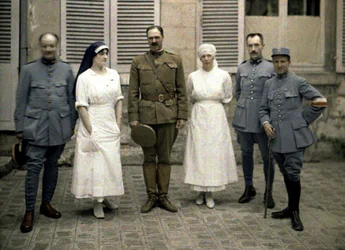 Französische Militärärzte und Krankenschwestern vor dem Saint-Paul-Krankenhaus, Soissons, Aisne, Frankreich, 1917