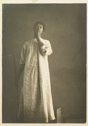 Frau im Hemd, die Hand vor dem Mund