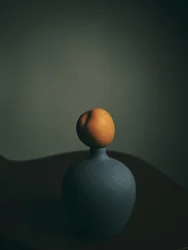 Dunkle Pfirsichvase