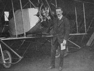 Einer der besten Ausbilder: Lewis WF Turner steht neben einem Caudron-Trainings-Doppeldecker, 1913 1934