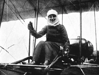 Die zweite britische Pilotin: Mrs. de Beauvoir Stocks in ihrem Farman-Doppeldecker, 1911