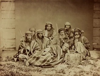 Album Damas et Baalbek: Eine Gruppe einheimischer Syrer in traditioneller Kleidung