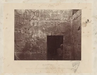 Mann in einer Türöffnung im Tempel von Ramses III in Ägypten